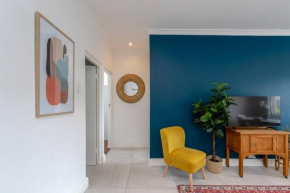 Stylish 2 bed Apartment metres from the Promenade
